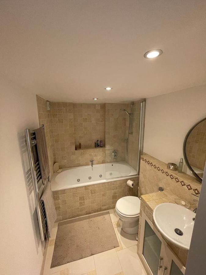 Spacious Holiday Home! Londra Exterior foto