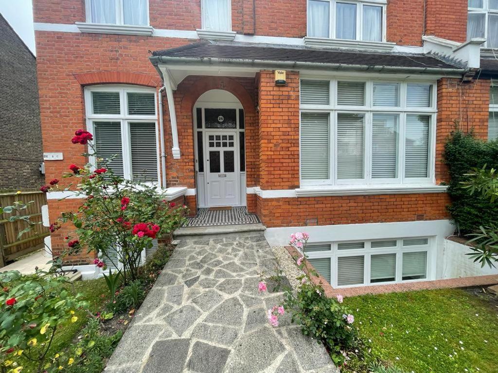Spacious Holiday Home! Londra Exterior foto