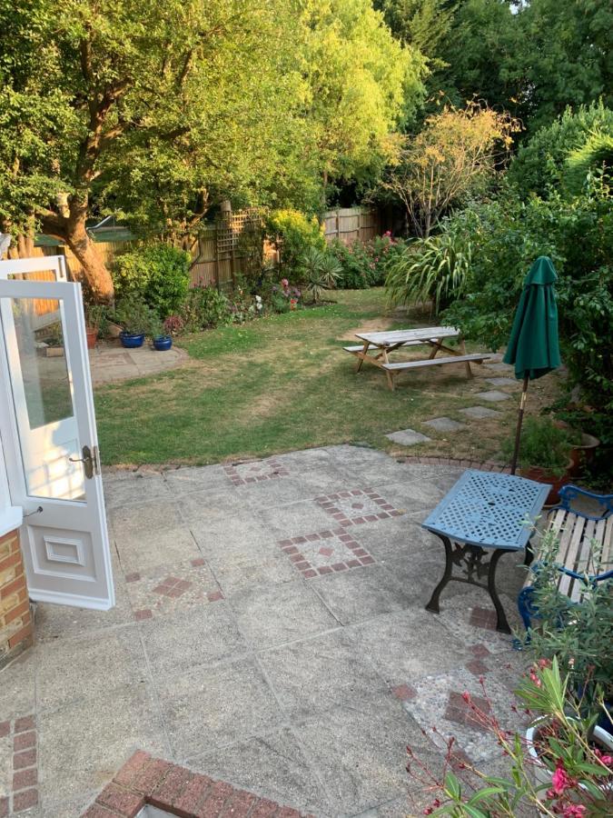 Spacious Holiday Home! Londra Exterior foto